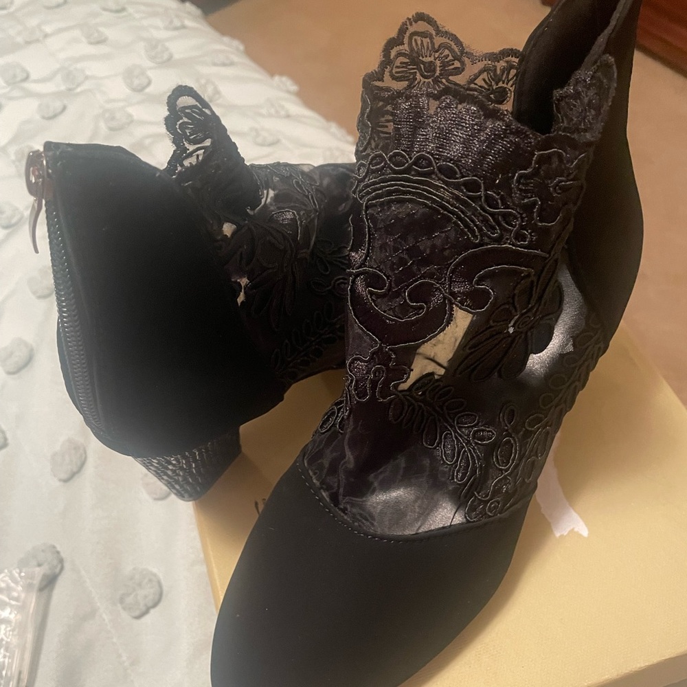 Shoes - Picture 15 of 16